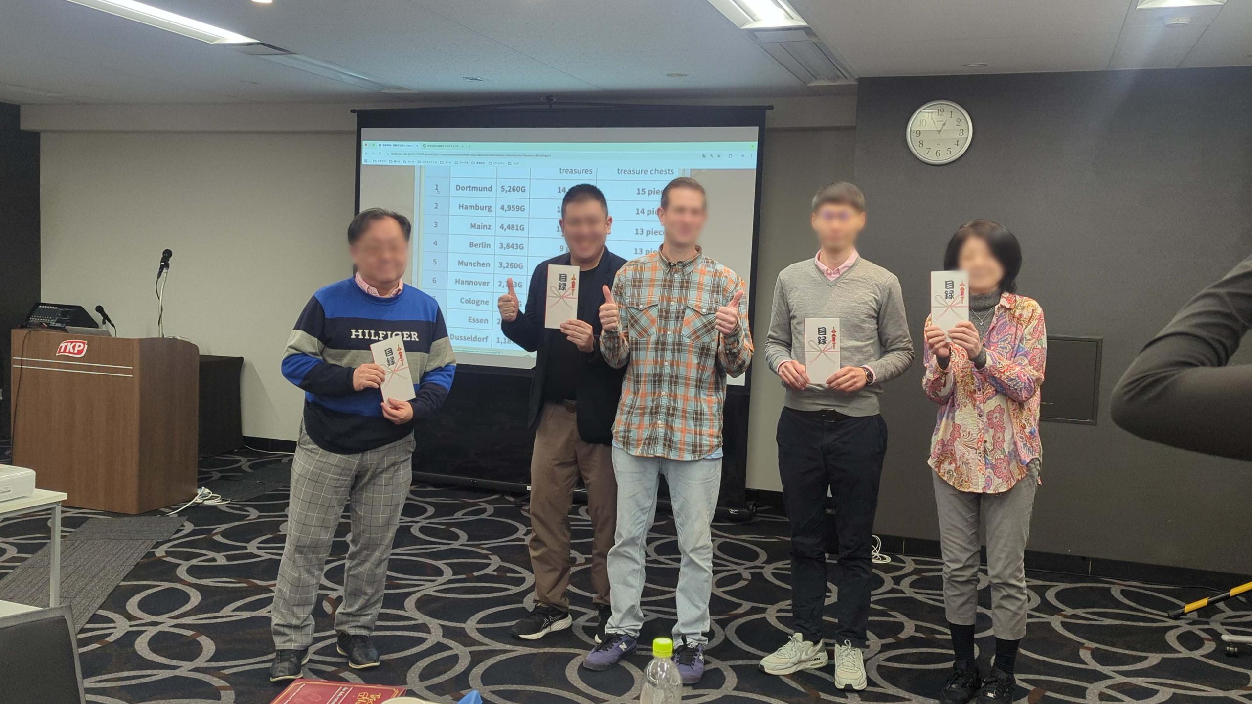 High-ranking teams received awards directly from the company president.